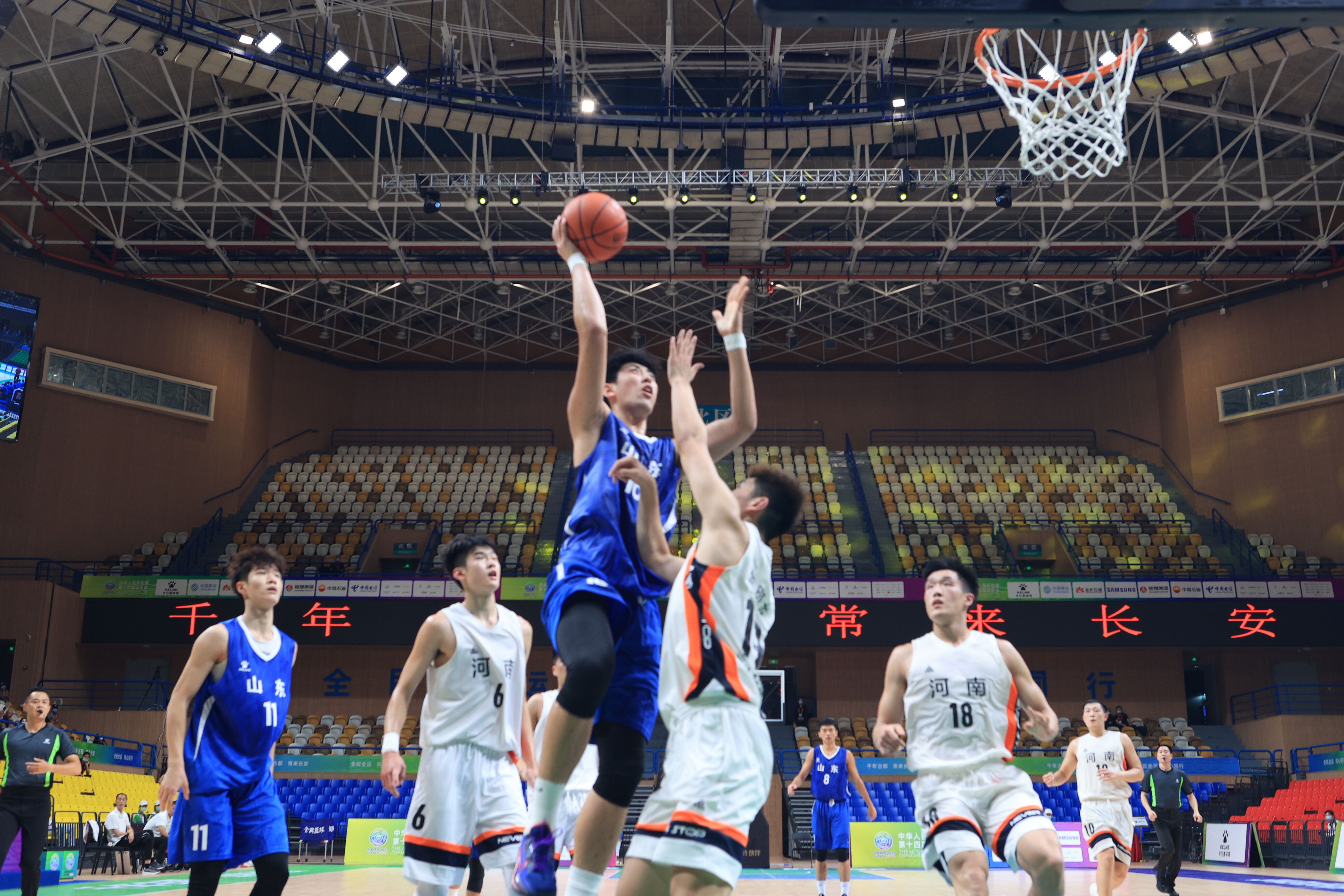 独家！独行侠主帅基德盛赞欧文：他是进攻端的大麻烦.